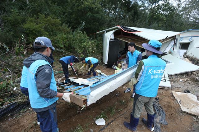 K-water가 지난 6일부터 울산과 경남 양산시 등 태풍 피해지역에서 릴레이식 봉사와 복구지원 활동을 펼치고 있다. K-water제공