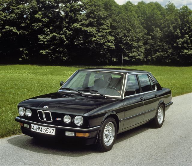 국내에 3대 밖에 없는 1988년식 BMW E28 M5 중 한대도 카쇼에 등장한다. BMW그룹 코리아 제공