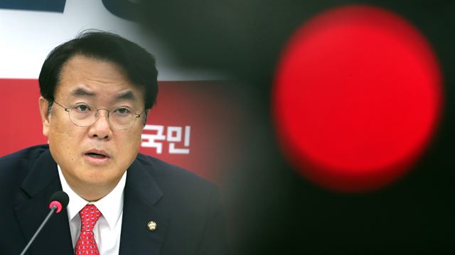 정진석 새누리당 원내대표가 17일 국회에서 열린 최고위원회의에서 '송민순 회고록' 파문과 관련해 문재인 더불어민주당 전 대표에게 공개질문을 하고 있다. 연합뉴스