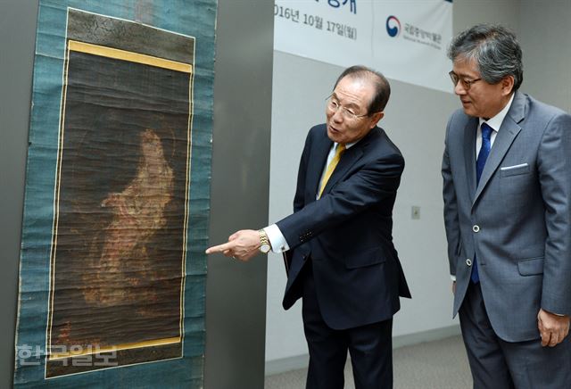 윤동한(왼쪽) 한국콜마홀딩스 회장이 17일 오전 국립중앙박물관에서 열린 고려불화 수월관음도 기증식에서 이영훈 관장과 함께 수월관음도를 살펴보고 있다. 신상순 선임기자 ssshin@hankookilbo.com