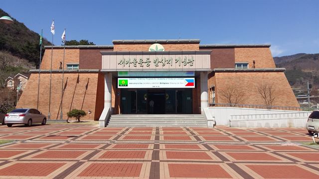 청도군 청도읍 신도리 일원에 조성된 새마을운동발상지기념관 전경.청도군 제공