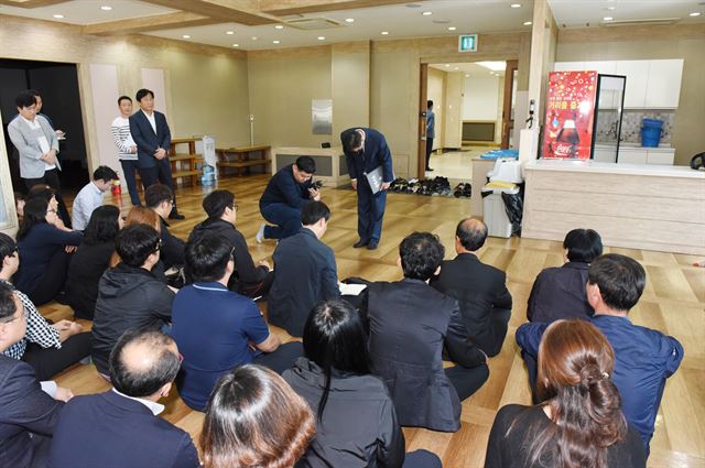 울산 울주경찰서 관계자가 17일 울산 남구 상개동 울산국화원에 마련된 관광버스 화재사고 사망자 장례식장에서 유족들에게 수사 상황을 설명하기에 앞서 고개를 숙여 조의를 표하고 있다. 울산=뉴시스