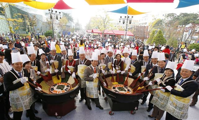 지난해 10월 열린 전주비빔밥축제에 참여한 전주 시내 33개동 주민들이 우리동네 맛자랑 행사 중 하나인 비빔밤 만들기 퍼포먼스를 하고 있다. 전주시 제공