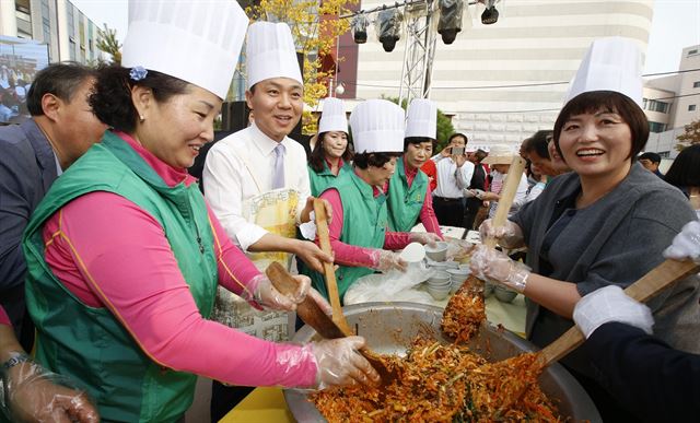 김승수 전주시장이 주민과 함께 비빔밥을 만들고 있다.