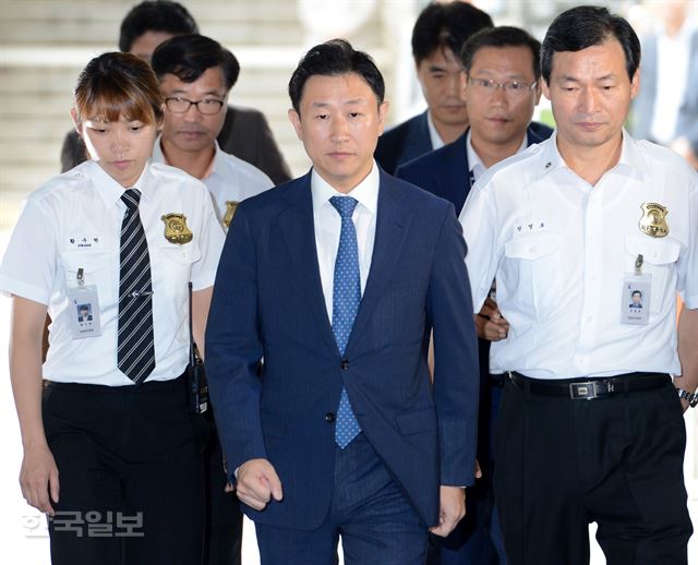 '스폰서' 의혹을 받고 있는 김형준(가운데) 부장검사가 지난 9월 28일 서울중앙지법에 구속 전 피의자심문을 받기 위해 출석하고 있다. 홍인기 기자