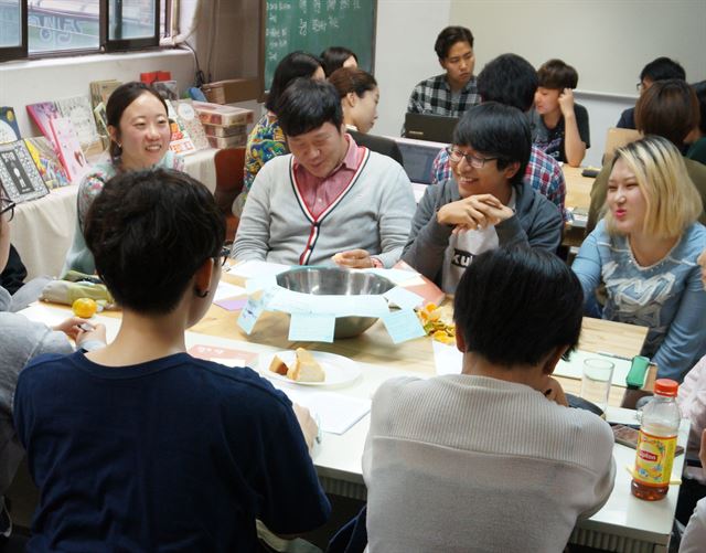 16일 오후 서울 마포구에 위치한 '교육공동체 벗' 2층 공부방에서 청소년인권단체 아수나로가 '청소년혐오란 무엇인가'를 주제로 토론회를 열었다. 토론에 참여한 청소년과 비청소년 활동가 30여 명이 자신의 생각을 나누고 있다. 청소년인권단체 아수나로 제공