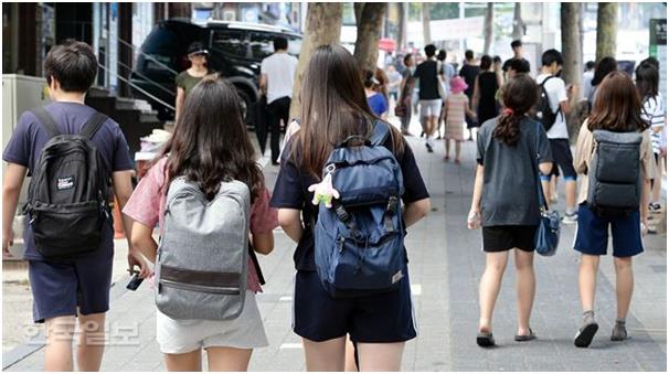 강남구 대치동 학원가의 학생들. 한국일보 자료사진