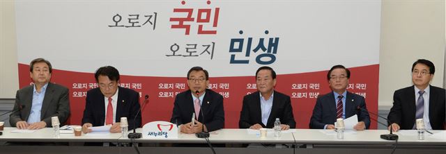 이정현(왼쪽 세 번째) 새누리당 대표가 17일 오후 송민순 전 외교통상부 장관의 회고록 파문과 관련해 최고위원ㆍ중진의원 연석 간담회를 긴급 소집해 모두 발언을 하고 있다. 맨 왼쪽부터 김무성 전 대표, 정진석 원내대표, 이 대표, 서청원 의원, 정갑윤 의원, 심재철 국회부의장. 오대근 기자 inlner@hankookilbo.com