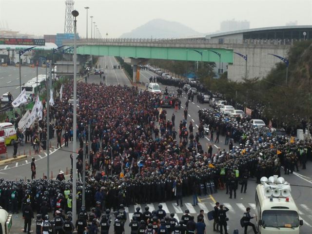 화물연대가 18일 오후 부산 강서구 부산신항 삼거리에서 조합원 3,200여명이 참가한 집회를 연 가운데 박원호 화물연대 본부장이 교통방해 혐의로 경찰에 연행됐다. 부산경찰청 제공