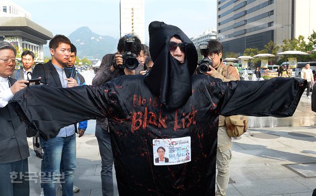 [저작권 한국일보]18일 오전 서울 광화문 광장 이순신장군 동상 앞에서 열린 '우리 모두가 블랙리스트 예술가다' 기자회견에 앞서 예술인들이 청와대와 정부를 규탄 하는 퍼포먼스를 벌이고 있다. 2016.10.18신상순 선임기자ssshin@hankookilbo.com /2016-10-18(한국일보) /2016-10-18(한국일보)