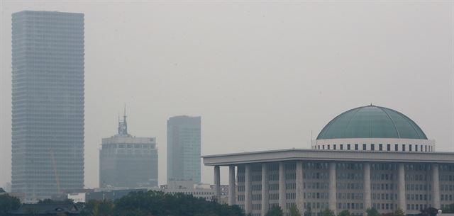 사진은 서울 양화대교에서 바라본 국회의사당과 전경련 회관(왼쪽 끝 건물). 연합뉴스