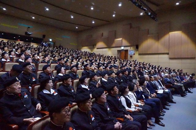 경북 포항시의 4년제 노인대학 프로그램인 신중년사관학교 학생들이 교복을 입고 강의를 듣고 있다. 포항시 제공.