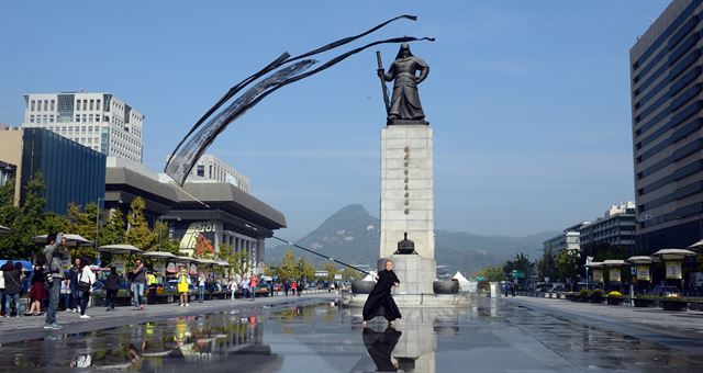 문화예술인 블랙리스트에 항의해 18일 서울 광화문 광장에서 열린 ‘우리 모두가 블랙리스트 예술가다!’ 규탄 대회에서 무용가 양혜경씨가 억울하게 죽은 이들을 위로하는 ‘넋전 춤’을 추고 있다. 이날 대회에는 문화예술인 100여명이 참석했다. 신상순 선임기자