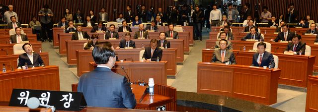 18일 국회에서 열린 새누리당 의원총회에서 정갑윤 '대북결재 요청사건 진상규명위원회' 위원장이 발언하고 있다. 오대근 기자 inliner@hankookilbo.com