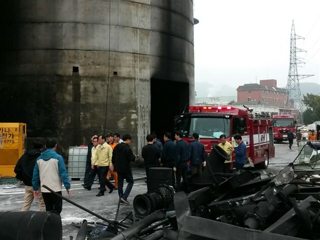 소방당국이 경북 칠곡군 석적읍 중리 스타케미칼에서 폭발사고 현장에서 현장수색 및 사고원인 조사를 하고 있다. 추종호기자 choo@hankookilbo.com