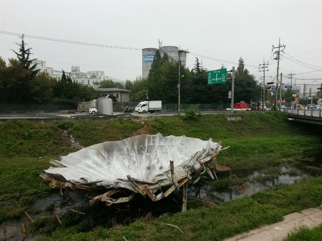 경북 칠곡군 석적읍 중리 스타케미칼에서 폭발사고가 발생, 원료사일로 뚜껑 등 잔해물이 300여 m 떨어진 광암천에 처박혀 있다. 추종호기자 choo@hankookilbo.com