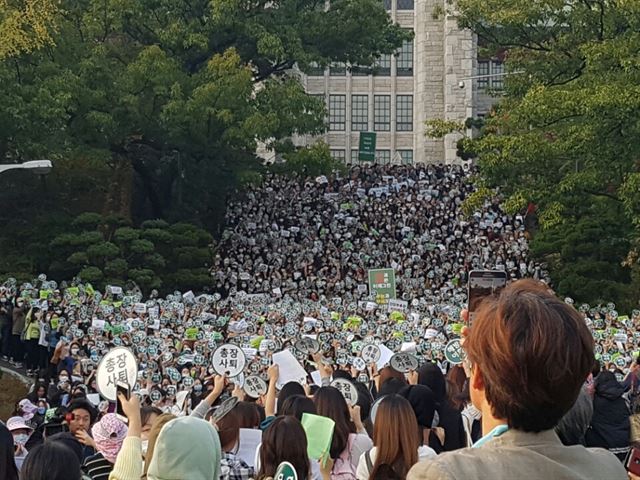 19일 오후 서울 서대문구 이화여대 본관 앞에 모인 학생들이 최경희 총장 사퇴 소식에 '총장사퇴', '해방이화'라는 피켓을 들고 환호하고 있다. 최유경 인턴기자 (이화여대 언론정보학3)