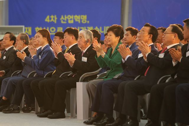 19일 경북 구미시 구미하이테크밸리에서 열린 도레이첨단소재 구미 4공장 기공식에서 박근혜 대통령이 참석자들과 함께 박수치고 있다. 도레이첨단소재 제공