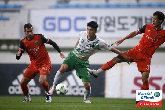 지난 달 7일 강원FC와 안산 무궁화 축구단의 경기장면. 사진은 기사 내용과 직접적인 관련 없음. 프로축구연맹 제공