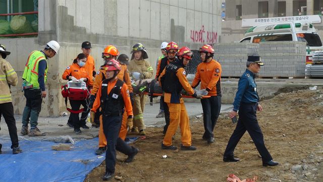 경기도재난안전본부 구급대원들이 19일 근로자 추락사고가 발생한 경기 광주시 태전동 한 아파트 공사현장을 수습하고 있다. 경기도재난안전본부 제공ㆍ연합뉴스