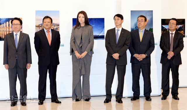 19일 오전 서울 서소문 대한항공 빌딩 일우 스페이스에서 열린 '제23회 대한항공 여행사진 공모전' 시상식 및 전시회에 지창훈 대한항공 사장과 이준희 한국일보 사장 등 귀빈들이 참석해 행사를 지켜보고 있다. 왼쪽부터 지창훈 사장, 이준희 사장, 대한항공 조현민 전무, 신무철 전무, 이기광 상무, 한국일보 이병언 미래전략실장. 홍인기 기자