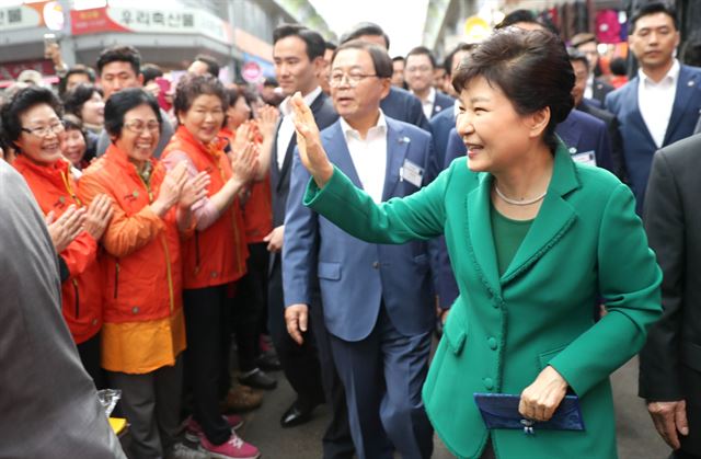 박근혜 대통령이 19일 경북 구미 새마을중앙시장을 둘러보며 시민들에게 인사하고 있다. 구미=연합뉴스