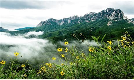 속초시는 설악산 울산바위와 권금성에 얽힌 설화를 주제로 홍보 애니메이션을 제작할 계획이라고 밝혔다. 절경을 자랑하는 울산바위의 모습. 속초시 제공