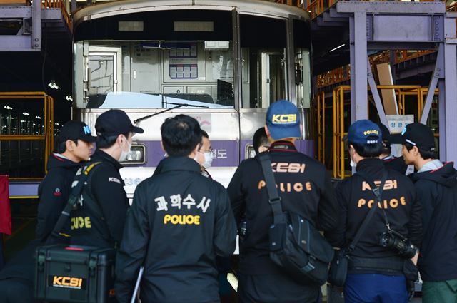 국립과학수사연구원 관계자들이 20일 서울 강동구 고덕차량기지에서 지난 19일 김포공항역 스크린도어 사망하고를 낸 전동차를 조사하고 있다. 뉴스1