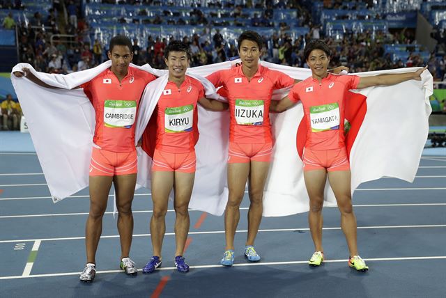 리우올림픽 남자 400m 계주에서 은메달을 따내 세계를 깜짝 놀라게 한 일본 육상 계주팀. 리우=AP 연합뉴스