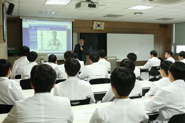 서울 동대문구에 위치한 서울지역 광역단위 자율형사립고등학교 경희고에서 재학생들이 의학 과정 수업을 듣고 있다. 서울 경희고 제공