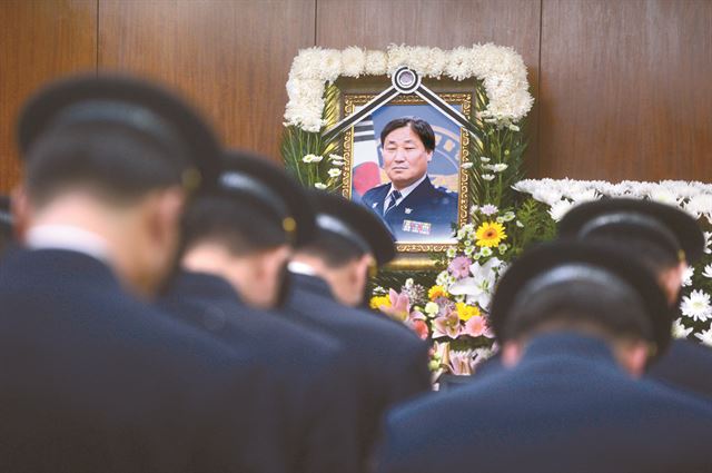 20일 오후 서울 송파구 가락동 경찰병원에 마련된 고 김창호 경위의 영정 앞에서 동료 경찰들이 조문하고 있다. 뉴시스