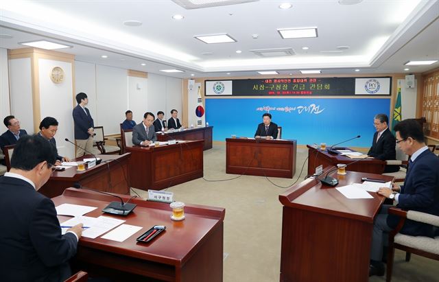 권선택 대전시장과 5개 구청장이 20일 대전시청에서 긴급 간담회를 갖고 유성 원자력연구원의 사용후 핵연료 반입ㆍ보관에 대한 공동 대응책을 논의하고 있다. 대전시 제공