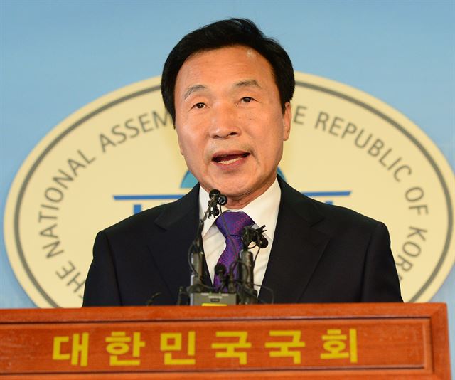 손학규 더불어민주당 전 상임고문이 20일 국회 정론관에서 정계복귀를 선언하고 개헌을 주장하고 있다. 오대근기자 inliner@hankookilbo.com