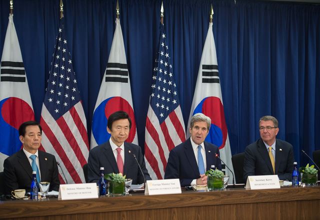 윤병세 외교부장관(왼쪽 두번째)과 한민구 국방부장관(맨 왼쪽)이 19일 미국 워싱턴 DC 국무부 청사에서 열린 한미 외교 국방(2+2) 장관회의 직후 공동 기자회견을 열고 있다. 윤 장관 오른쪽은 존 케리 미 국무장관과 애슈턴 카터 미 국방장관. 워싱턴DC=연합뉴스