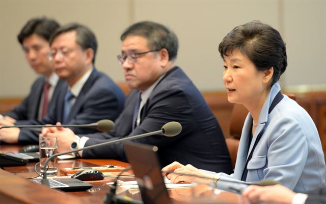 20일 청와대에서 열린 수석비서관회의에서 박근혜 대통령이 모두발언을 하고 있다. 고영권기자