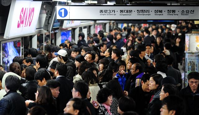 저자 이언 게이틀리는 "통근은 그 자체로 우리의 행동에 영향을 끼치고 있으나 아직 제대로 탐사되지 않은 부분"이라며 과거, 현재, 미래의 통근에 주목했다. 한국일보 자료사진