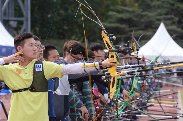 21일 오전 서울 잠실종합운동장 보조경기장에서 열린 ‘현대자동차 정몽구배 한국양궁대회 2016’ 남자부 예선 32강전에 구본찬(현대제철ㆍ맨 왼쪽)을 비롯한 참가선수들이 활시위를 당기고 있다. 현대자동차 정몽구배 한국양궁대회 2016 8강~결승은 22일 올림픽공원 평화의 광장 특설경기장에서 열린다. 뉴시스