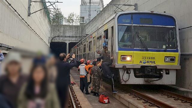 22일 오후 지하철 분당선 왕십리역 인근에 고장으로 멈춰선 왕십리행 열차에서 승객들이 대피하고 있다. 이날 오후 3시 34분께 지하철 분당선 왕십리행 열차가 고장으로 왕십리역 인근에서 멈춰 한 시간 넘게 승객들이 갇혀 있었다. 연합뉴스