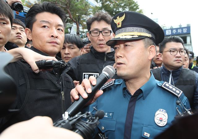 23일 오전 故 백남기 농민의 시신 부검영장을 집행하기 위해 서울 종로구 서울대병원 장례식장을 찾은 홍완선 종로경찰서장이 마이크를 들고 발언하고 있다. 연합뉴스