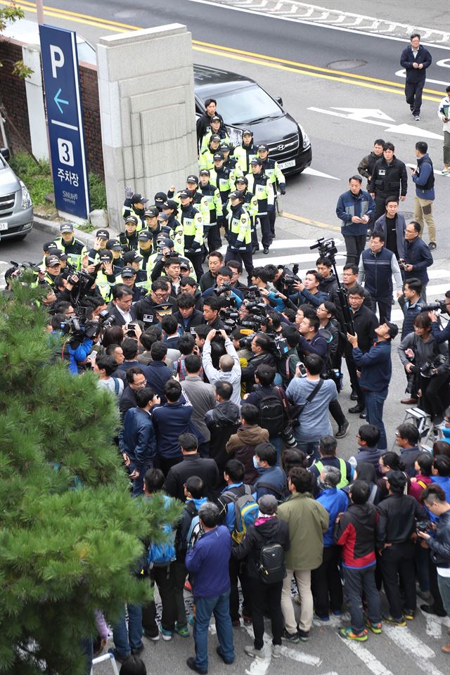 종로서장 홍완선 종로경찰서장이 23일 오전 서울 종로구 서울대학교병원에 마련된 백남기 농민의 빈소에 부검영장 강제집행을 위해 들어서고 있다. 연합뉴스