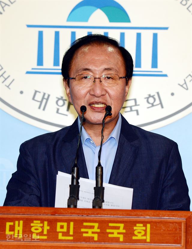 노회찬 정의당 원내대표가 23일 국회 정론관에서 세법개정안에 대한 기자회견을 하고 있다. 오대근 기자