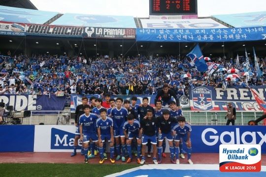 프로축구 수원 선수들이 22일 성남FC와 홈경기에서 승리한 뒤 팬들과 기념사진을 찍고 있다. 프로축구연맹 제공