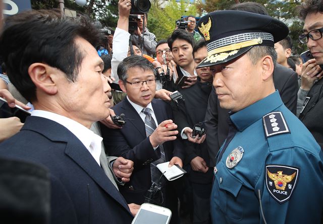 홍완선(오른쪽) 서울 종로경찰서장이 23일 오전 고 백남기씨 부검영장을 집행하기 위해 종로구 서울대병원 장례식장을 찾아 이를 막아선 윤소하 정의당 의원과 대치하고 있다. 연합뉴스