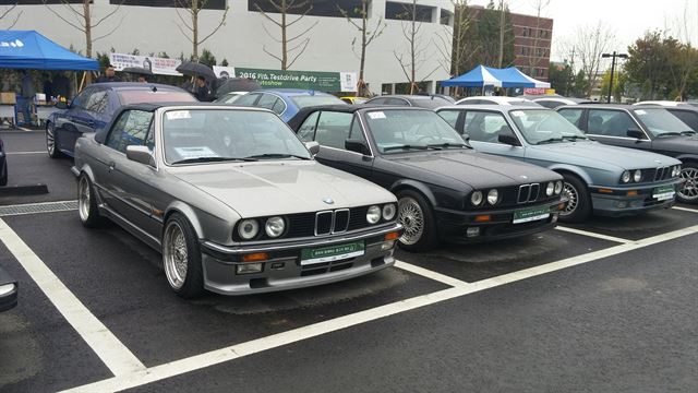 다이나믹듀오 멤버 개코가 출품한 1989년식 BMW e30 325i 컨버터블(맨 왼쪽). 김창훈기자