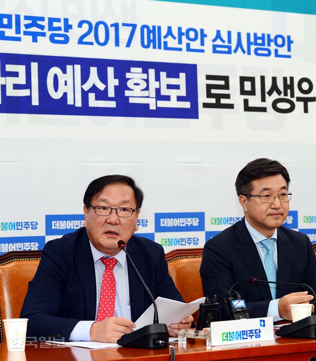 김태년(왼쪽) 민주당 예결위 간사가 23일 국회에서 2017 예산안 심사방안에 대한 기자간담회를 하고 있다. 오른쪽은 윤호중 당 정책위의장.오대근기자 inliner@hankookilbo.com