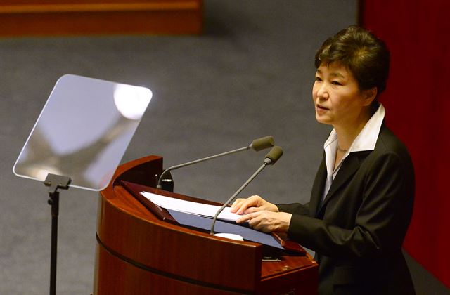 박근혜 대통령이 24일 국회 본회의장에서 예산안 시정연설을 하고 있다. 연합뉴스