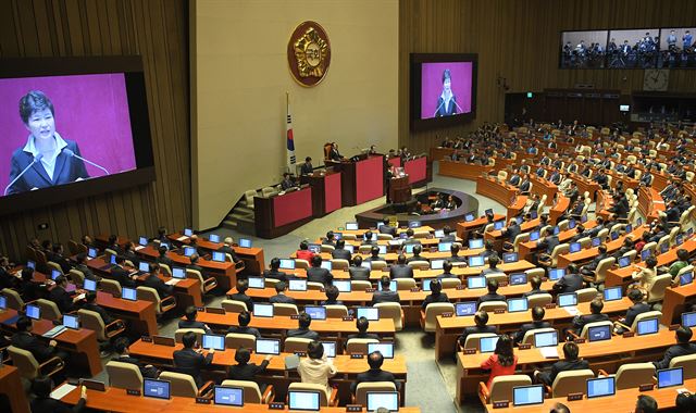 박근혜 대통령이 24일 오전 국회 본회의장에서 2017년도 예산안 시정연설을 하고 있다. 연합뉴스