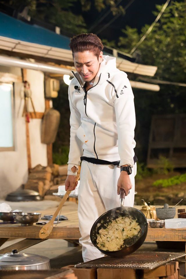 tvN '삼시세끼 어촌편3'에서 요리하는 가수 겸 배우 에릭(사진). 제작진은 "맛에 매번 놀란다"며 웃었다. tvN 제공