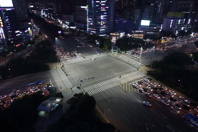 대구시가 범어네거리에 타워형 조명을 설치, 밤거리를 밝히고 있다. 대구시 제공