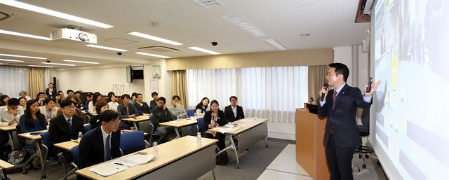 일본을 방문 중인 남경필 경기도지사가 24일 도쿄대 혼고 캠퍼스에서 학교 임직원과 학생을 대상으로 ‘제4의 길-함께 만드는 미래’를 주제로 특별강연을 하고 있다. 경기도 제공